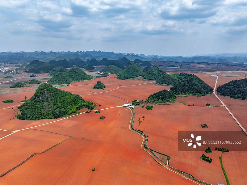 云南罗平金鸡峰丛红土地图片素材