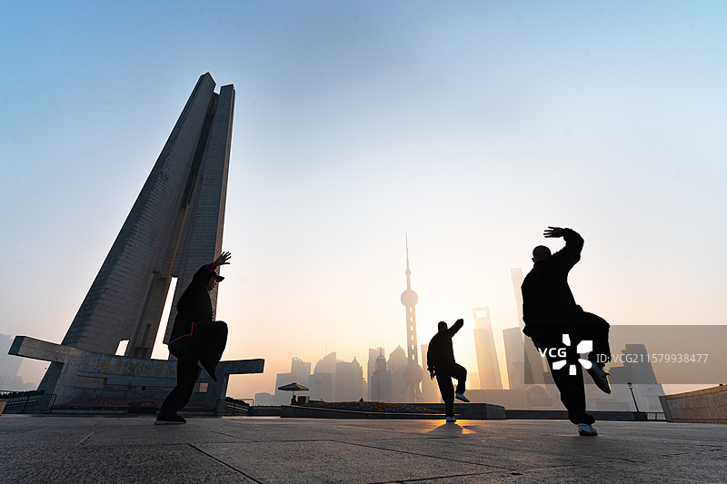 上海外滩早起锻炼的人们图片素材