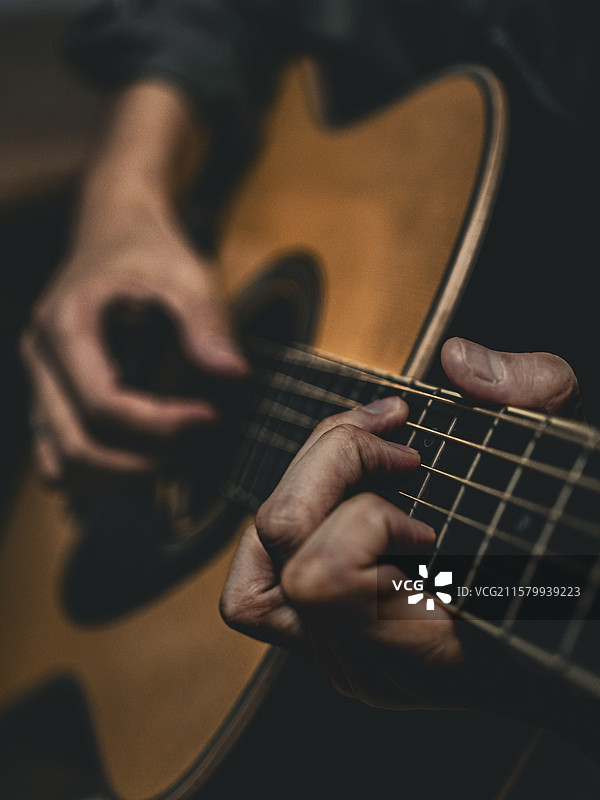 弹吉他的人图片素材