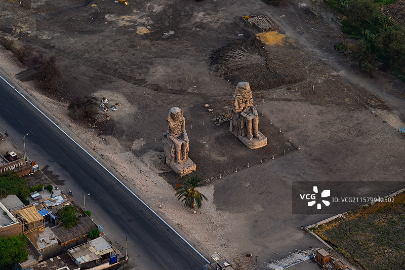 航拍俯瞰埃及曼农巨像石雕像图片素材