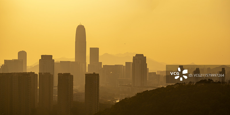 白云山绿道上远眺黄昏日落的台州CBD中央商务区天际线图片素材