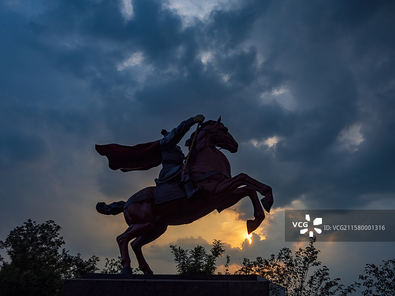 河南省 郑州市 荥阳市 汜水镇 南屯村  饮马沟景区  吕布雕像图片素材