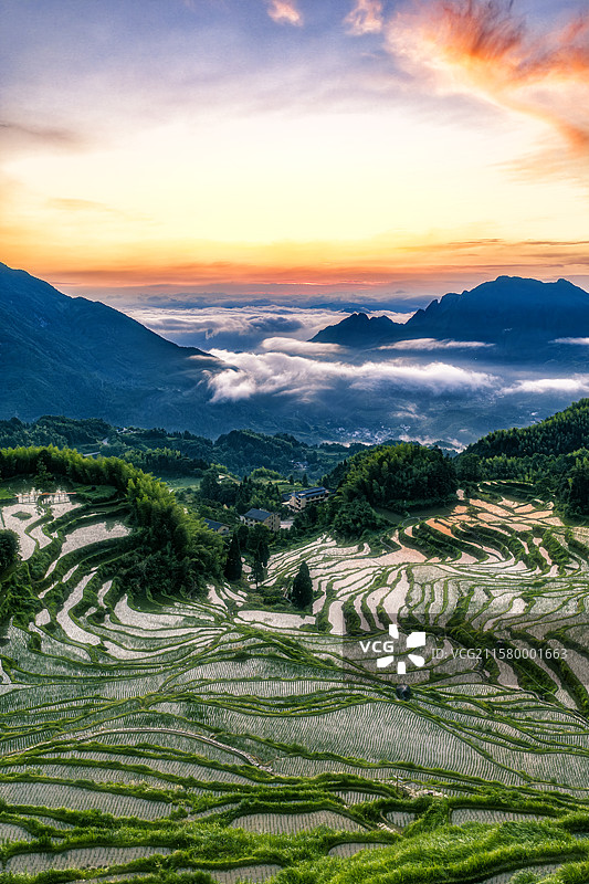 浙江省丽水市云和县云和梯田九曲云环景点朝霞图片素材