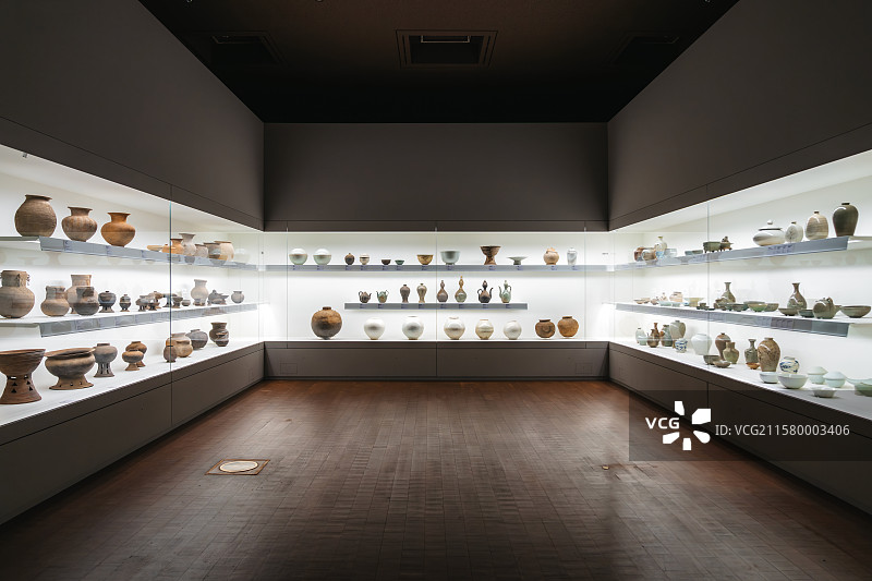 韩国首尔特别市，龙山区，国立中央博物馆，捐赠馆，粉青沙器青瓷白瓷展区，室内空间图片素材