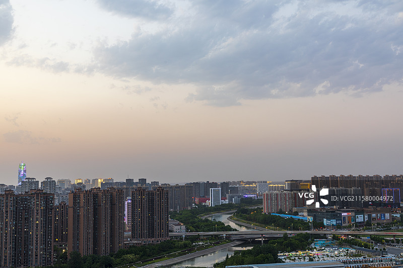 河南省郑州，郑东新区地标建筑玉米楼，七里河，夜晚，城市风景图片素材