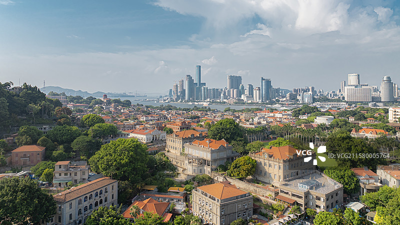时代同框：鼓浪屿与现代都市图片素材