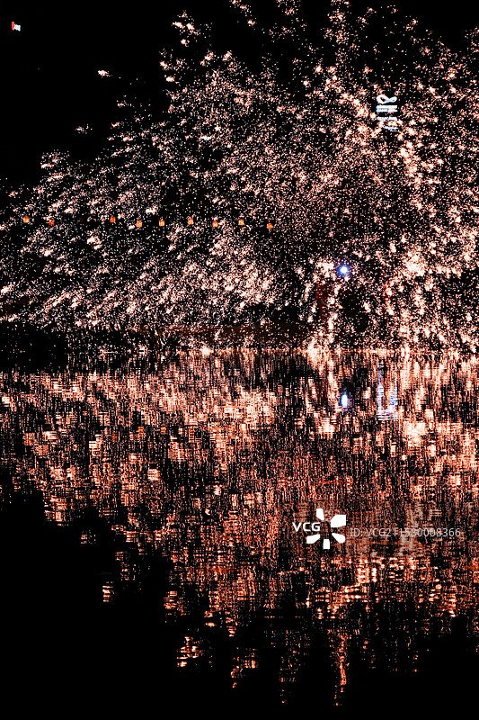 水面上打铁花表演图片素材