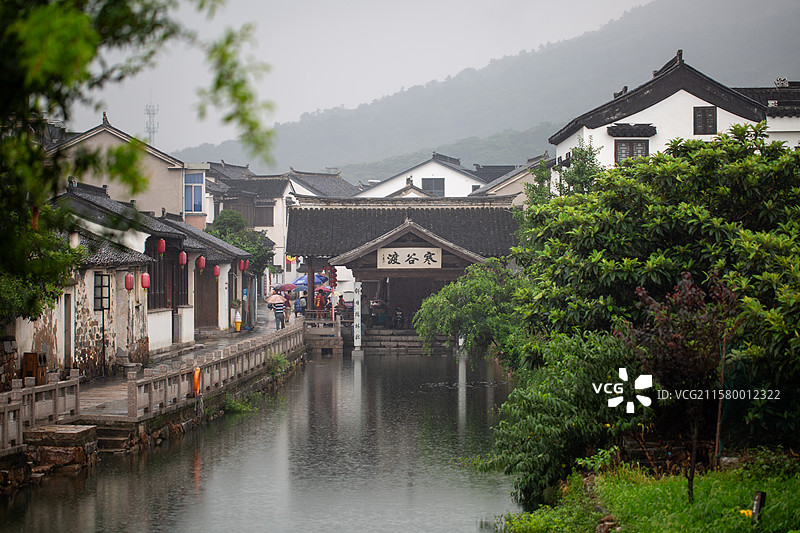 雨中苏州陆巷古村水乡，静谧古建筑与绿植相映图片素材