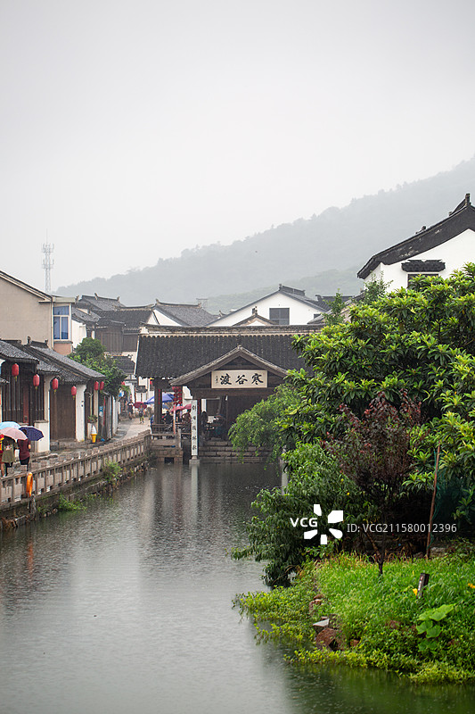 雨中苏州陆巷古村水乡，静谧古建筑与绿植相映图片素材