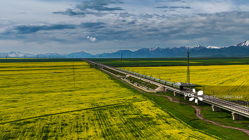 高铁穿越祁连山下的马场草原图片素材