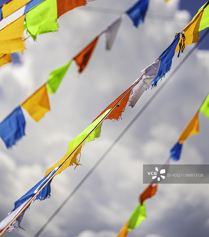 拍摄于甘南甘加草原，五彩经幡在蓝天白云下随风飘动，展现藏地独特的宗教与民俗文化。图片素材