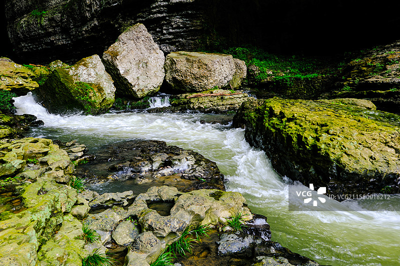 中国贵州省贵阳市开阳县香火岩风景名胜区，香火岩景区，吐云洞，南贡河，喀斯特溶洞风光图片素材