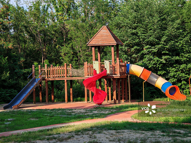 森林公园儿童滑梯图片素材
