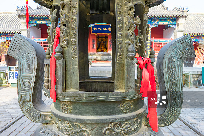 中国山东省泰安市泰山区泰山旅游景区著名景点，老君堂寺庙里巨大的高大的香炉，户外白昼无人图像摄影图片素材