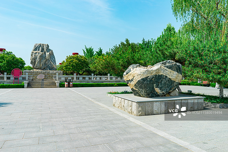 中国非都市风光拍摄主题，山东泰安岱岳区泰山西湖天平湖公园风景区，花坛里的泰山石，户外白昼无人摄影图片素材