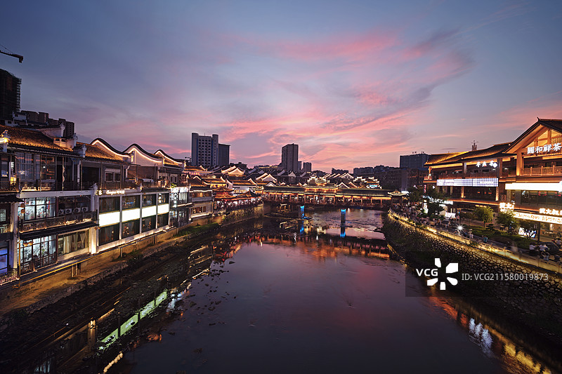 傍晚晚霞裕后街郴江桥的古建筑灯光夜色图片素材