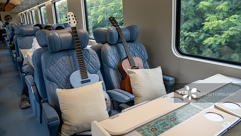 吉他在火车上的特写图片素材