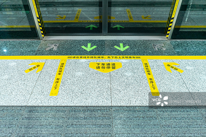 中国交通方式拍摄主题，地铁站里舱门排队候车下车通道请勿停留下面标志箭头地面贴纸，室内无人图像摄影图片素材