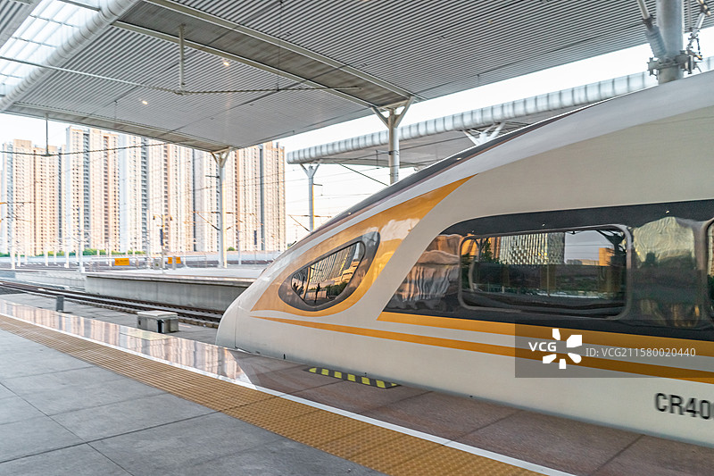 中国公共交通拍摄主题，火车站的站台月台和高铁站的顶棚，户外白昼图像摄影图片素材