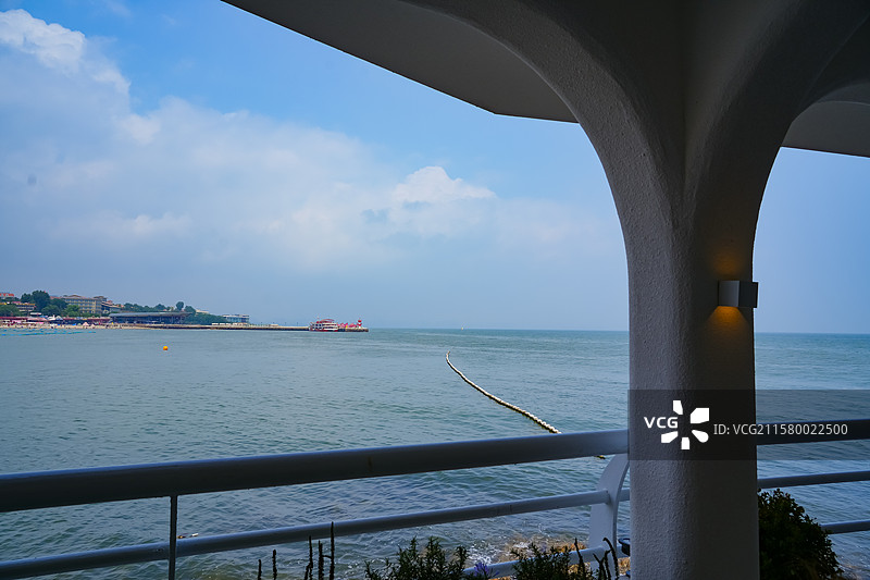 夏季北戴河海滨风光  河北省秦皇岛市北戴河区碧螺塔海上酒吧公园图片素材