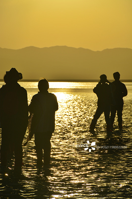 茶卡盐湖日落剪影图片素材