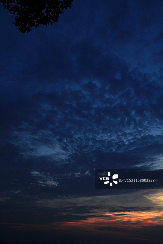 暮色苍穹，云影斑斓图片素材