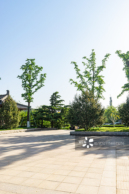 中国山东省济南市千佛山旅游风景区，景区入门大门南门外面的广场，户外白昼无人图像摄影图片素材