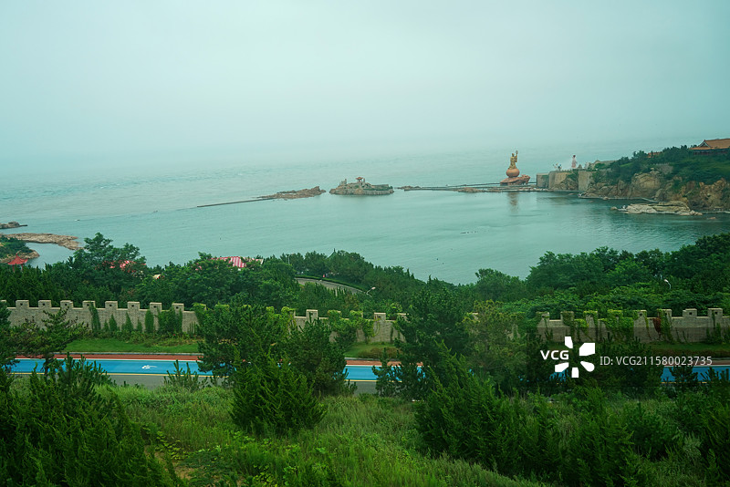 山东威海雾气中的绿色海岸风光图片素材