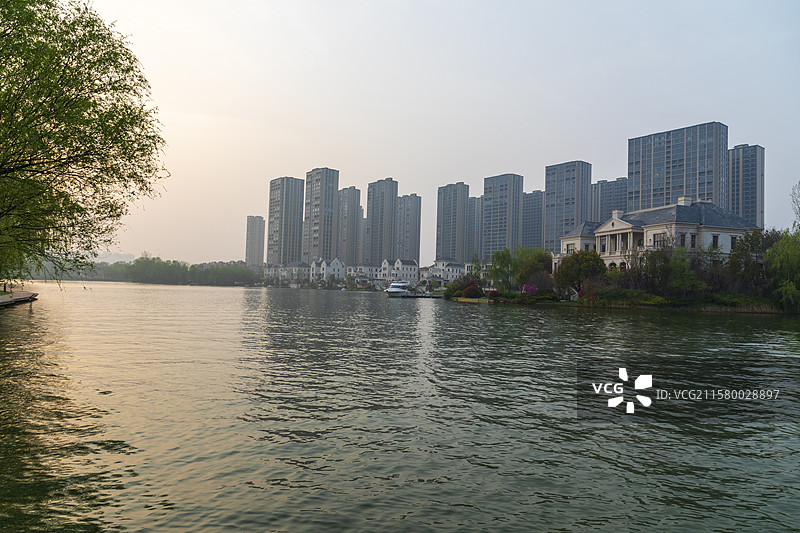 河南省郑州，经开区金沙湖别墅区，春天户外风景图片素材