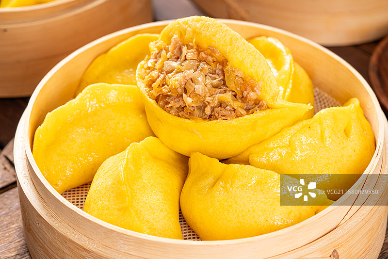 竹笼里的美味金黄饺子图片素材