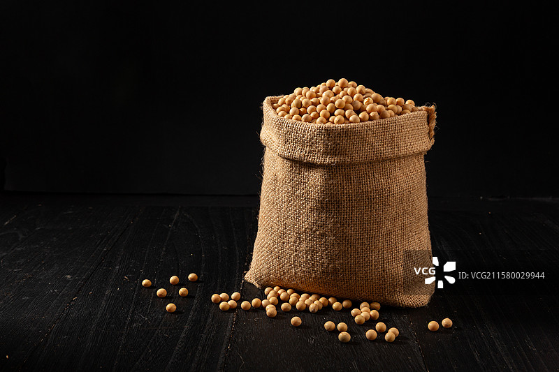 黑色背景一麻袋大白豆图片素材