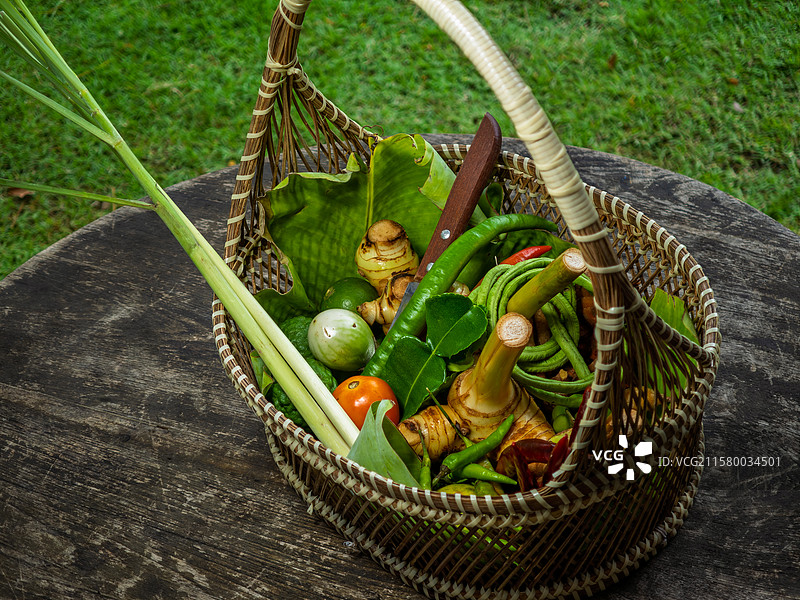 用于烹饪东南亚美食的正宗香料香草和蔬菜图片素材
