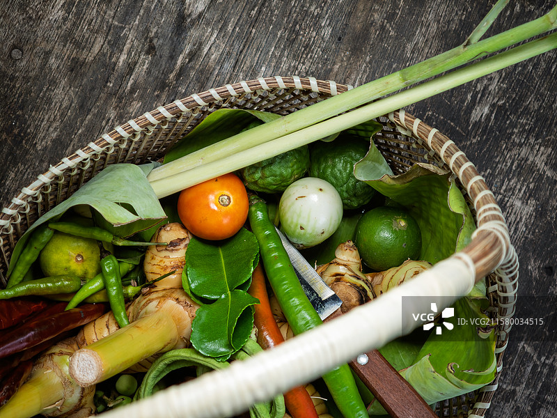 用于烹饪东南亚美食的正宗香料香草和蔬菜图片素材