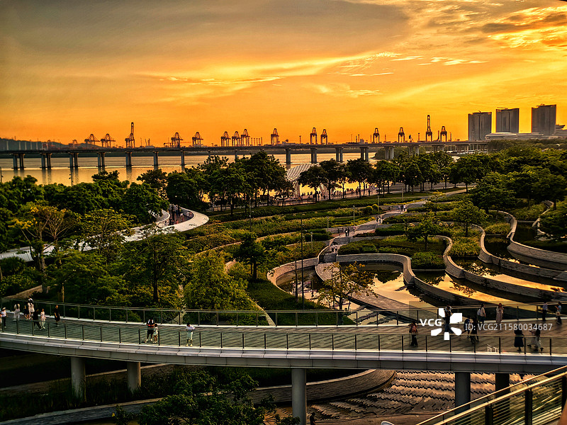 夕阳西下的欢乐港湾风光图片素材