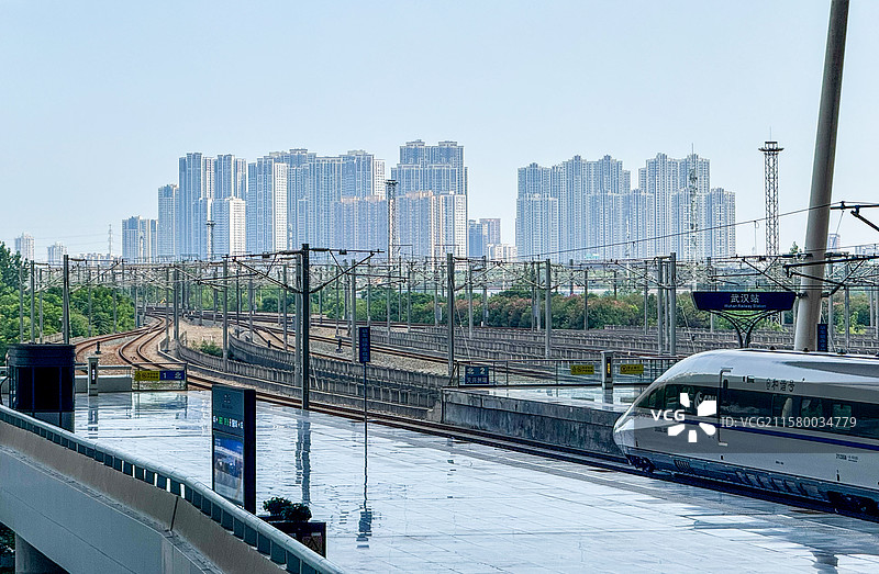 2025年7月13日，武汉站内等待出站的复兴号高铁列车图片素材