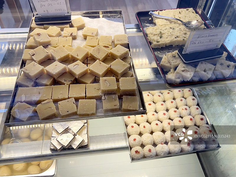 店里琳琅满目各种各样的印度风格甜品点心图片素材