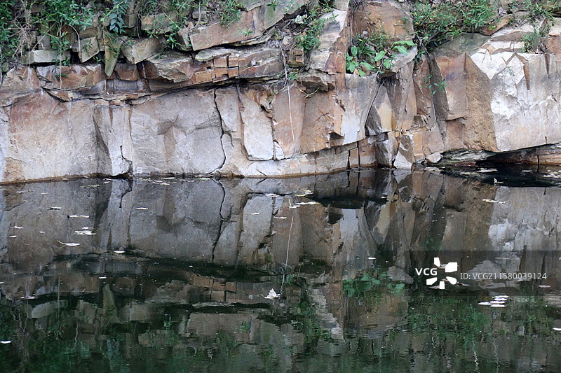 河南信阳固始县蚌山村岩石小溪图片素材