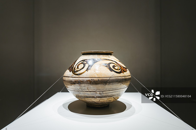 国立中央博物馆，雕塑·工艺馆，粉青沙器·白瓷室，粉青砂器唐草纹壶，忠清南道公州市鹤峰里，鸡龙山粉青图片素材