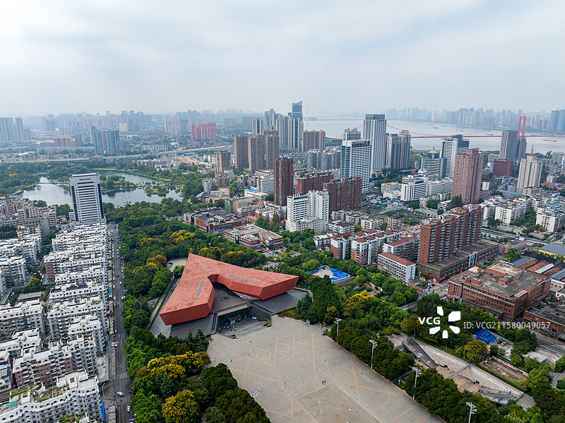 航拍湖北武汉辛亥革命博物馆与长江大桥城市同框图片素材