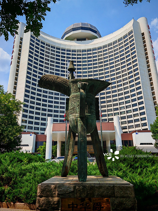 北京国际饭店门前的中华爵，与现代建筑完美融合图片素材