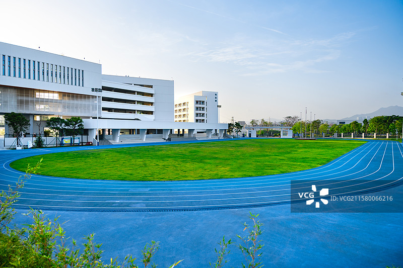 学校校园运动场上的蓝与绿图片素材