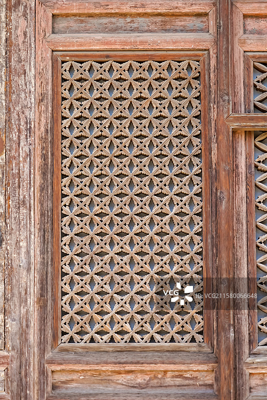 河北省张家口市蔚县释迦寺木质花纹雕刻窗户图片素材