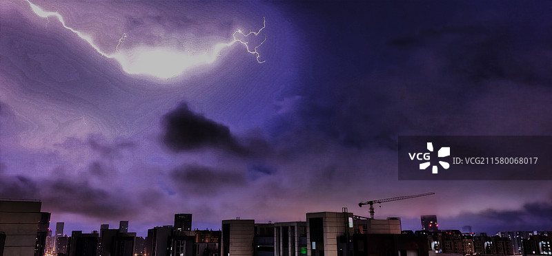 《午夜惊雷》—— 合肥滨湖云谷路  昨夜合肥地区强对流过程共发生闪电13569次图片素材