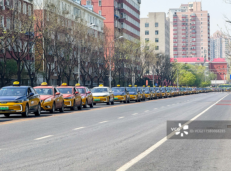 6月29日，北京西站外，排队等待接客人的出租车长龙图片素材