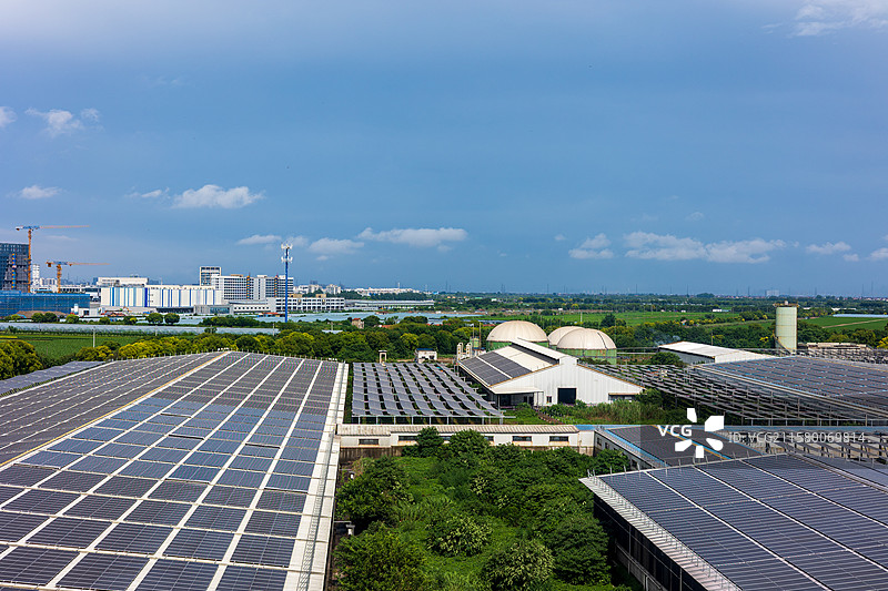 蓝天白云下的太阳能板图片素材
