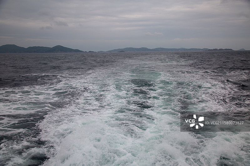 海浪翻滚，船只尾迹图片素材