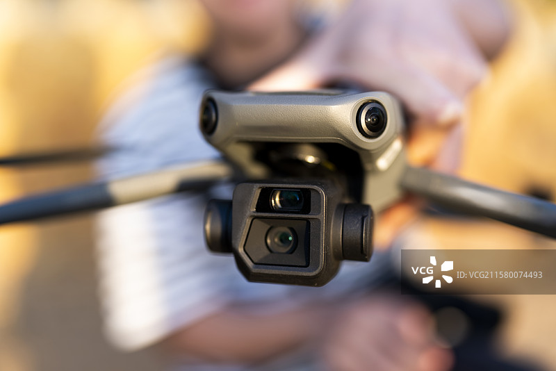 手持展示的无人飞行器避障视觉传感器特写图片素材