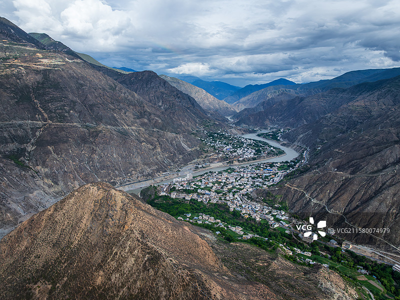 远眺云南迪庆金沙江畔奔子栏镇瓦卡镇图片素材