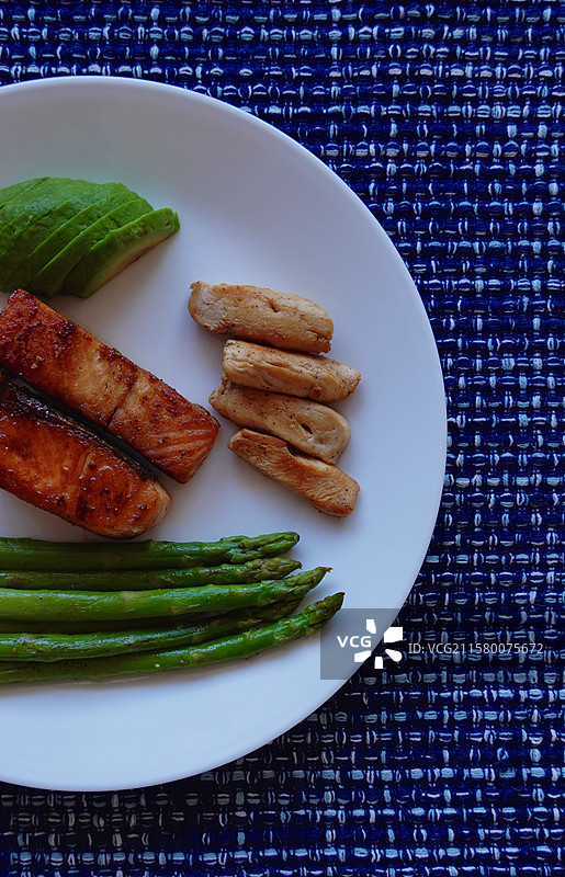 餐桌上盘子里的美食三文鱼的高角度视图图片素材