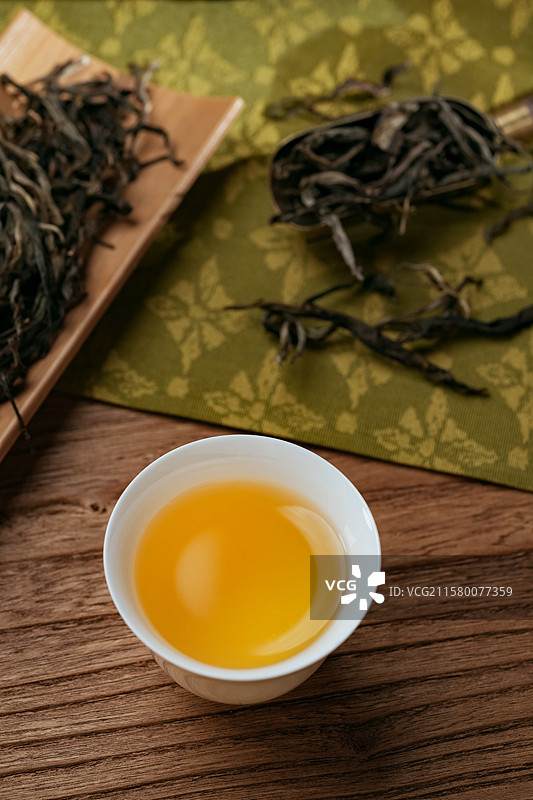 室内拍摄的普洱茶生茶图片素材